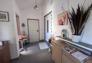 Tolles Zweifamilienhaus mit Einliegerwohnung, sonniger Terrasse, Keller, Doppelgarage und Pool!