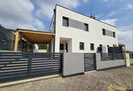 BAUBEGINN ERFOLGT! NUR NOCH 2 HÄUSER VERFÜGBAR. EXKLUSIVES DOPPELHAUSPROJEKT. 5 ZIMMER. ZIEGELHAUS MIT KELLER, BALKON, TERRASSE, CARPORT.