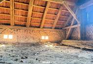 Traditioneller Dreikanthof mit uneinsehbarem Arkadenhof-Innenhof und großen Entwicklungspotenzial