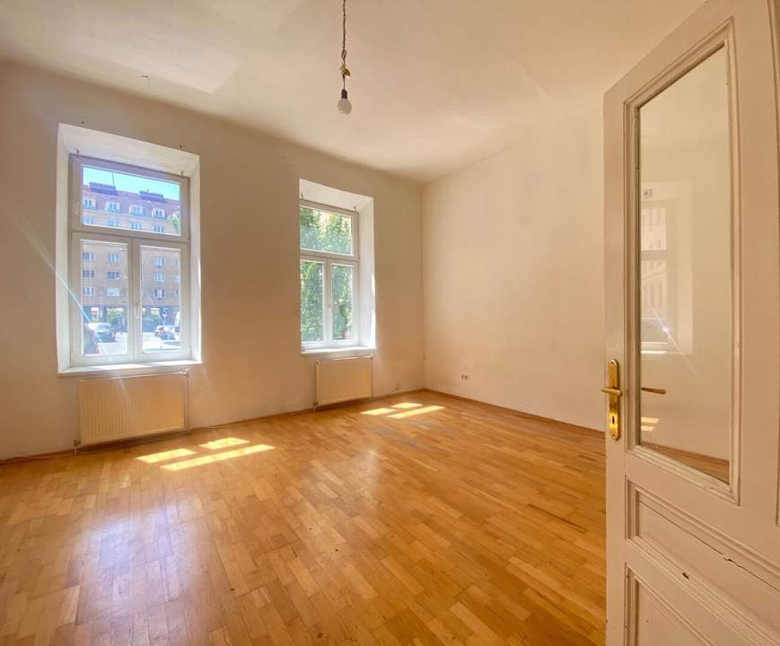 SANIERUNGSBEDÜRFTIGE HELLE WOHNUNG IM KLASSISCHEN ALTBAU