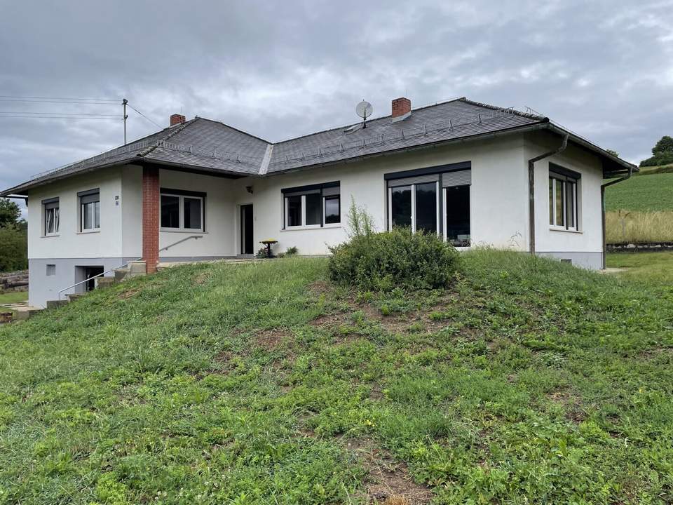 Großzügiger rundum eingezäunter Bungalow in ruhiger und sonniger Ortsrandlage