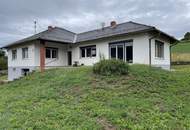 Großzügiger rundum eingezäunter Bungalow in ruhiger und sonniger Ortsrandlage