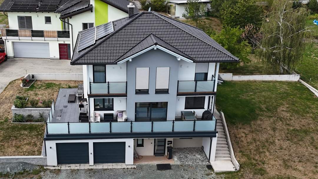 Modernes Einfamilienhaus mit großzügiger Terrasse und Doppelgarage