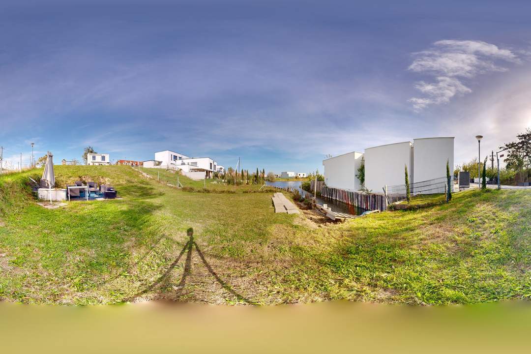 Traumgrundstück mit direktem Seezugang und Weitblick