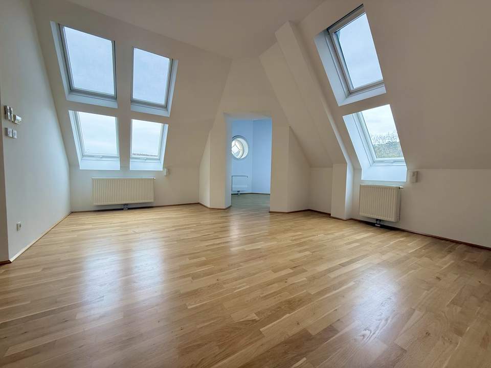 Dachgeschoss-Turm-Wohnung mit 5 Meter Raumhöhe I umfassend saniert I