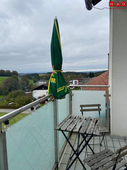 Gemütliche 2-Zimmer-Wohnung mit Balkon in ländlicher Ruhelage, dennoch nur 10 Minuten nach Passau! Wohlfühlgarantie durch ausgewählte Nachbarschaft! Ab 01.12.2026 verfügbar!