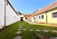 Ehemaliges Bauernhaus mit Nebengebäuden