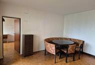 Renovierungsbedürftige 4 Zimmer Wohnung mit Loggia