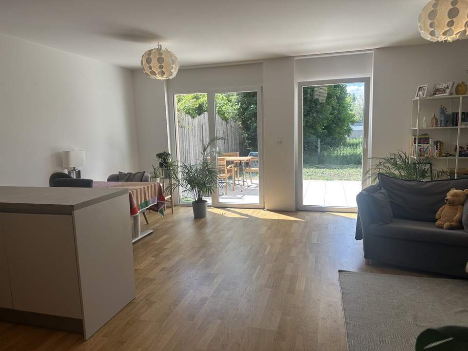 Leben mit der Natur, an 2 Seiten ein kleiner Garten, modernste Haustechnik, Photovoltaik, Deckenkühlung- Nähe U1 Neulaa