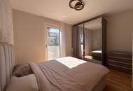 Luxury Living in Wiener Neustadt! Hochwertig möblierte 3-Zimmer-Wohnung zwischen Bahnhof und Innenstadt | Sofort bezugsfertig | Freier Grünblick | Große Glasfronten, Balkon &amp; Loggia | Tiefgaragenplatz