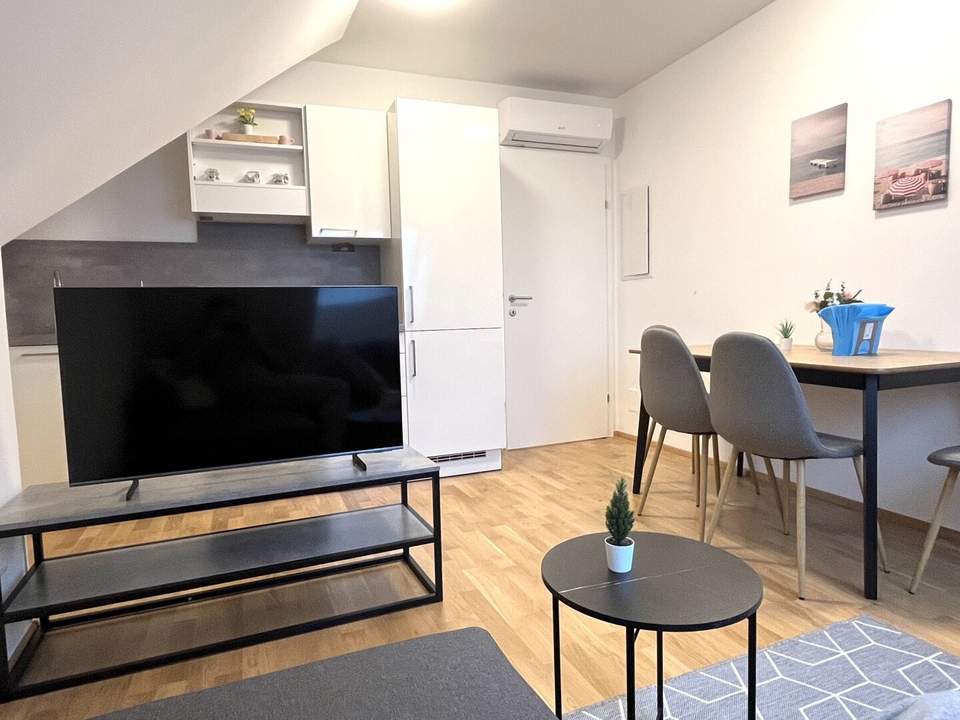 *MÖBLIERTE DG-WOHNUNG* mit herrlichem Balkon und Klimaanlage