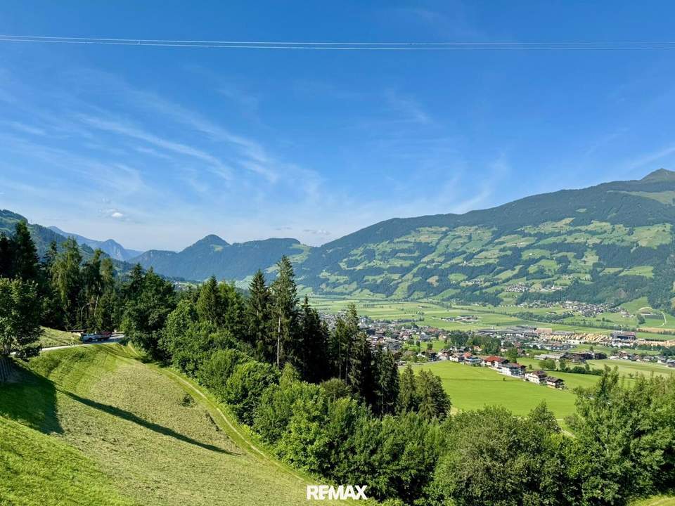 PREISUPDATE im Zillertal – aussichtsreiches Baugrundstück mit attraktiver Widmung & hoher Bebaubarkeit