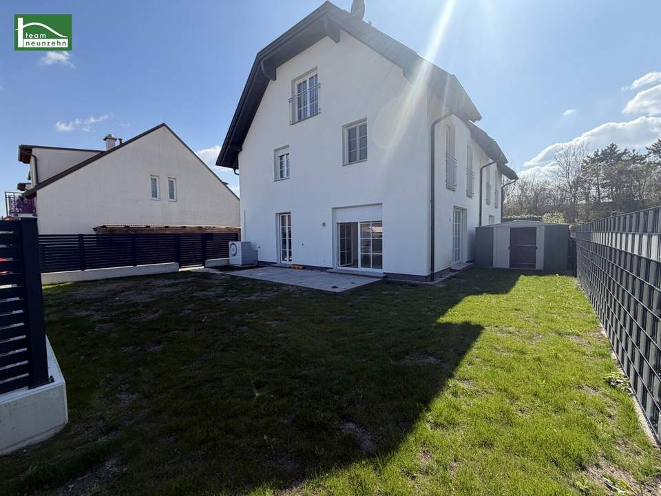 Elegant Wohnen im Grünen! Großzügige Doppelhaushälfte mit Terrassen, Garten und 2 Parkplätzen.