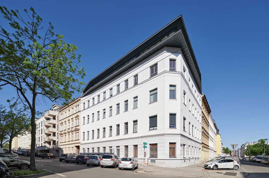 3,7 % BAR - UNBEFRISTET VERMIETETE DG-WOHNUNG IM SANIERTEN ALTBAU