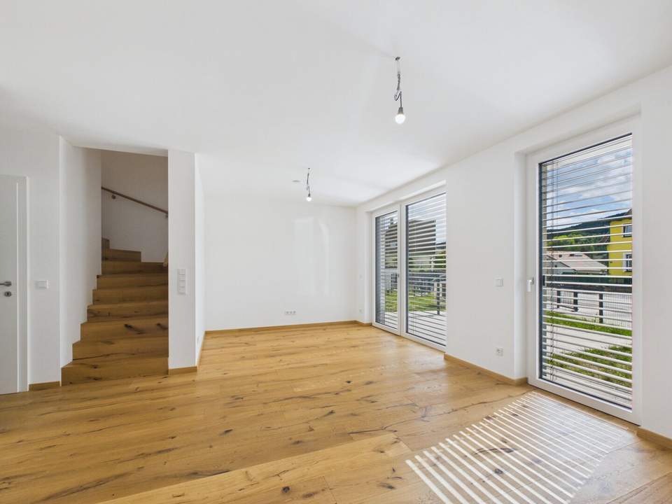 Modernes Eckreihenhaus mit Terrasse, Garten & 2 Stellplätzen