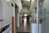 Exklusiver Bungalow mit Garagen und Kellergewölben
