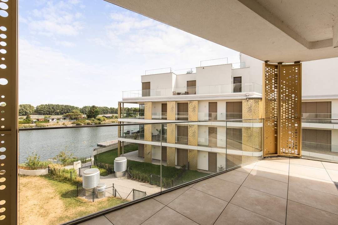Wohnen, wo andere Urlaub machen: Erstklassige 5-Zimmer-Wohnung am Wasser mit 70m2 Balkon