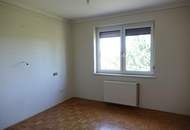 *ORTSRANDLAGE:* Wohnhaus mit sehr schönem, ebenen Garten und großzügigem Grundstück.