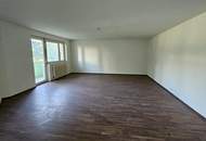 schön, geräumig, unbefristet und mit Balkon!