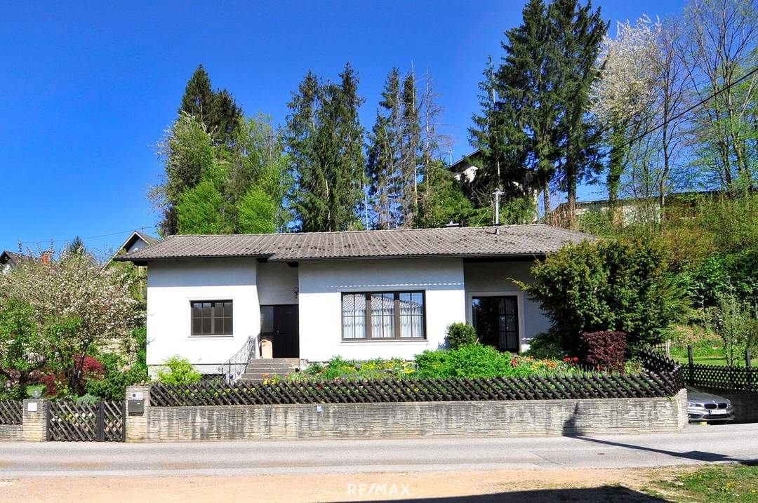 Unterkellerter Bungalow mit traumhaftem Garten u. Doppelgarage in zentraler Lage!