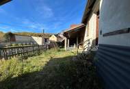 Sanierungsbedürftiges, preiswertes Einfamilienhaus mit Nebengebäuden