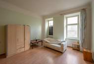 **Hannovermarkt** Renovation-Required 3-Room Period Apartment – With Approved Balcony Option – Airbnb Suitable