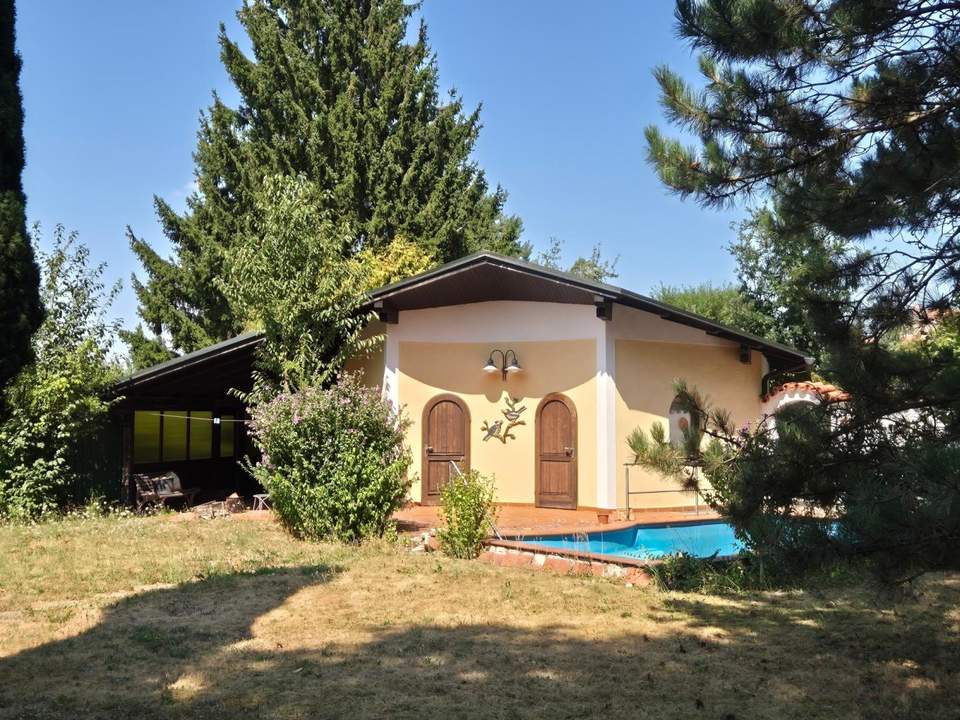 GRUNDSTÜCK IN ZENTRUMSNÄHE MIT GARAGE, POOL UND POOLHAUS