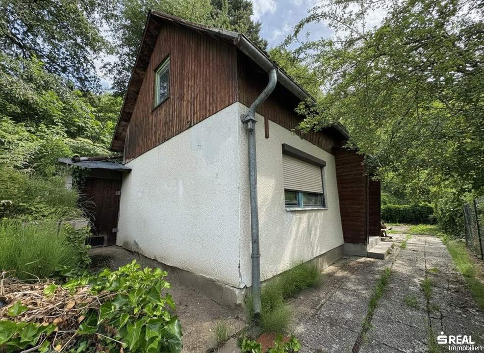Südliches Baugrundstück in Hanglage mit traumhaftem Blick und Altbestand