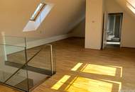 Zweigeschossige Dachgeschosswohnung mit großzügiger Wohnküche, Terrasse & Galerie in zentraler Lage