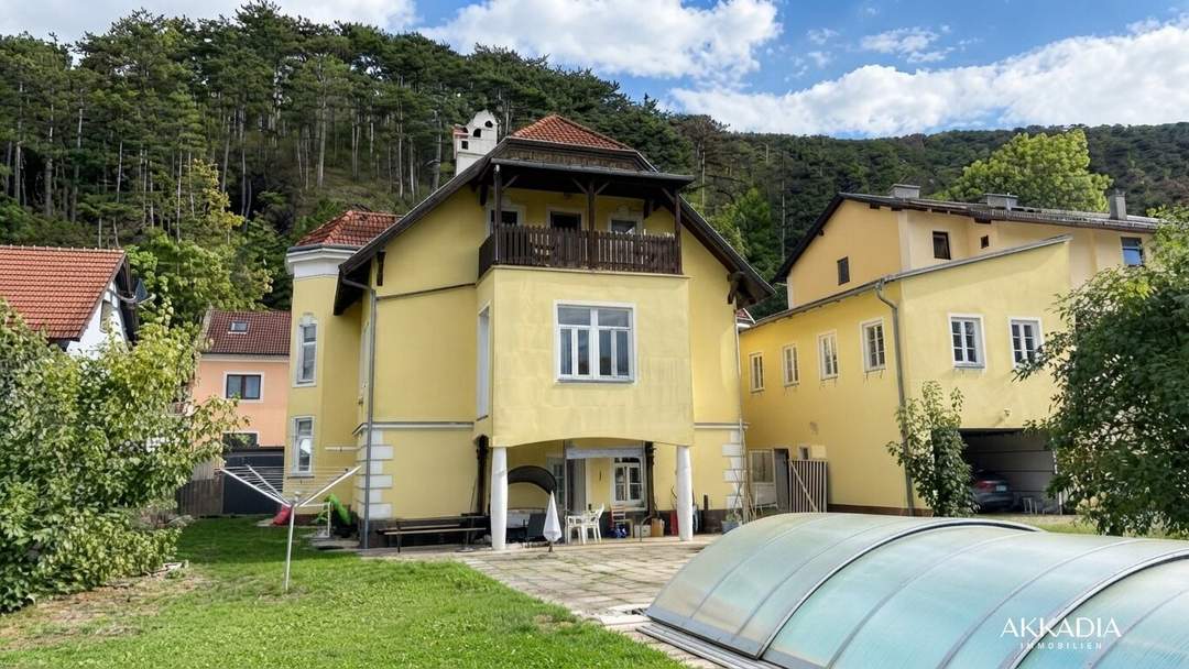 Traumhafte Wohneinheit in einer Jahrhundertwende-Villa