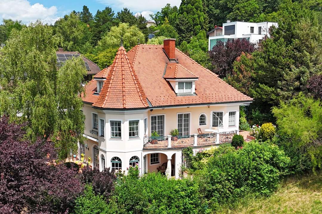 Repräsentative Traum-Villa in ruhiger Aussichtslage! Schwimmhalle, Sauna und Biotop