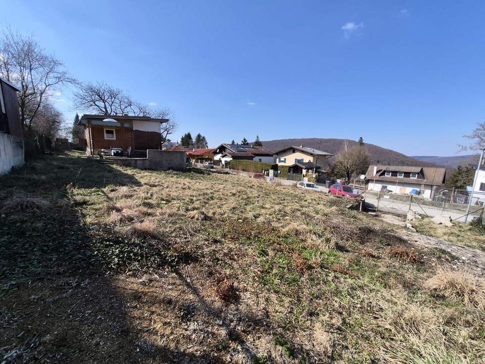 SONNIGER BAUGRUND MIT ABRUCHOBJEKT