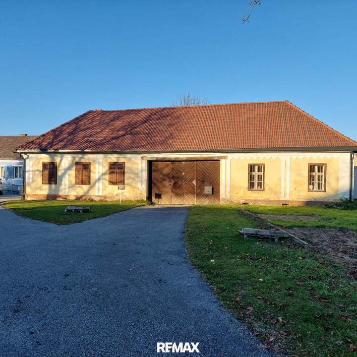 Traditioneller Vierkanthof im Dornröschenschlaf
