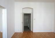 Charmante, gepflegte 2 Zimmer Wohnung mit 2 Balkonen, renovierter Altbau!