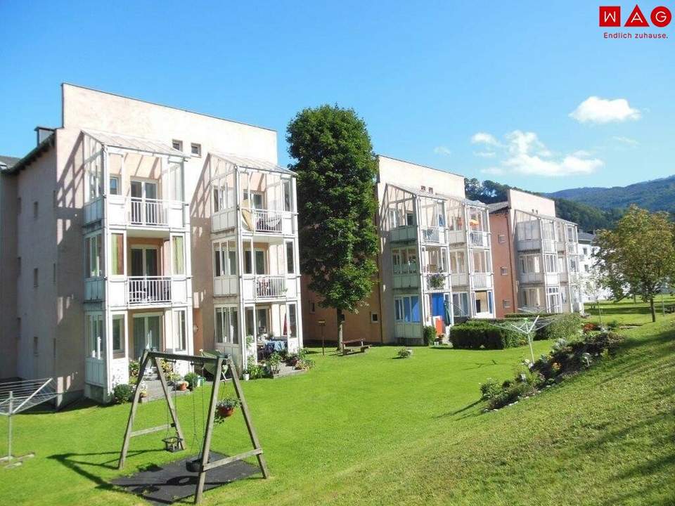 Gemütliche Loggia mit Ausblick auf landschaftliche Schönheit - umfassend sanierte 3-Raum-Wohnung - praktischer Abstellraum und Parkplatz direkt vor der Haustür!