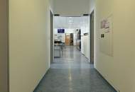 Helle Büro- oder Werkstattflächen mit Rampe