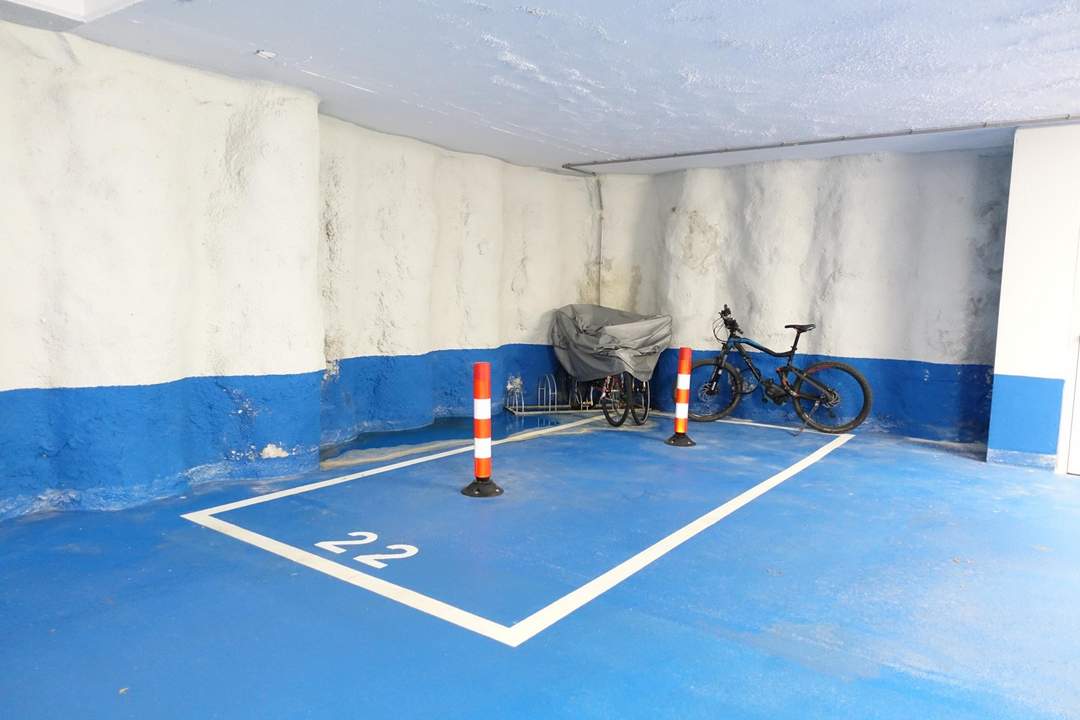 ab 1.1.25: MOTORRAD-Garagenplatz beim Spittelberg zu vermieten! Auto-Lift!