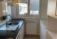 Lichtdurchflutete 2-Zimmer-Dachgeschosswohnung mit 40 m² Terrasse in ruhiger Lage