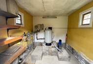 Sanierungsbedürftiges Mehrfamilienhaus mit großem Grundstück und hoher Bebauungsdichte