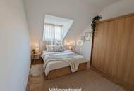 Dachgeschoßwohnung im Altbau: Erstbezug nach Sanierung mit Balkon und Einbauküche!