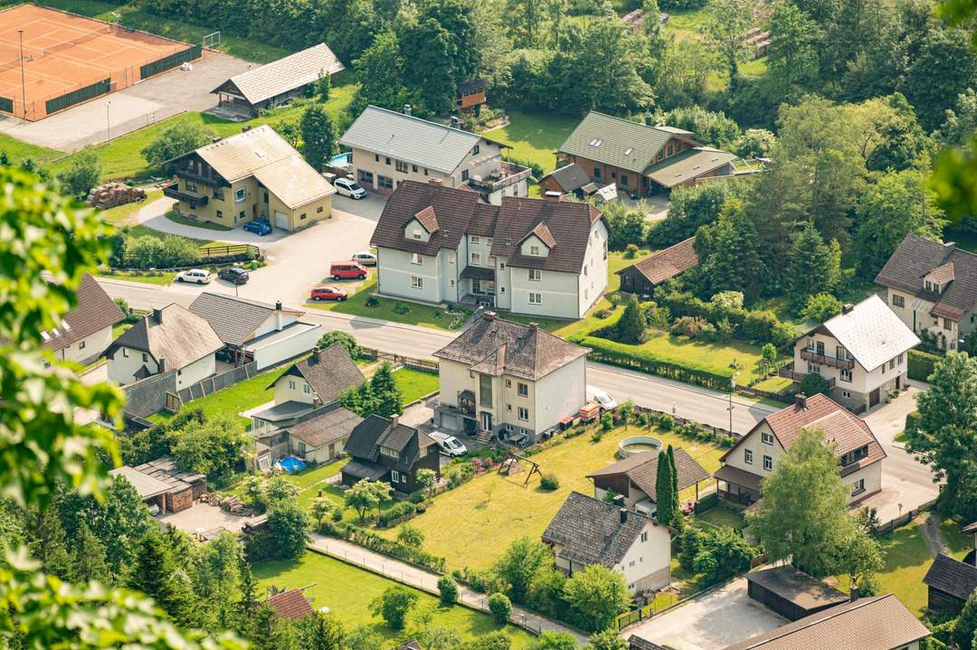 Zwei Häuser, ein Grundstück: Ihr neues Zuhause mit laufenden Mieteinnahmen