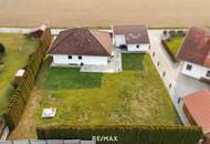 Bungalow mit großzügigem Nebengebäude, Terrasse und nachhaltiger Heiztechnik