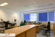 Helle Büro- oder Werkstattflächen mit Rampe