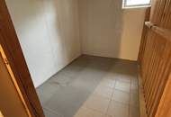 Seltene Gelegenheit in begehrter Lage! Gemütliche 2-Zimmer Wohnung mit bodentiefen Fenstern, praktischem Abstellraum UND kostengünstigem Parkplatz direkt vor der Haustüre!
