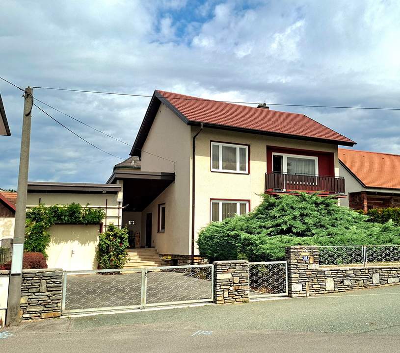 Privatverkauf! Zentrales, sehr gepflegtes Stadthaus mit kleinem Garten, Garage, Pergola und Keller (Provisionsfrei)