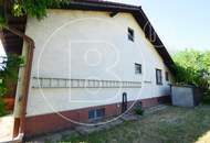 Großes Eckgrundstück mit renovierungsbedürftigem Haus!