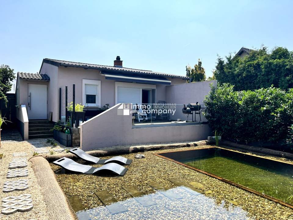 DER SOMMER KANN KOMMEN - Bungalow mit idyllischem Schwimmteich und schöner Pergola im Garten