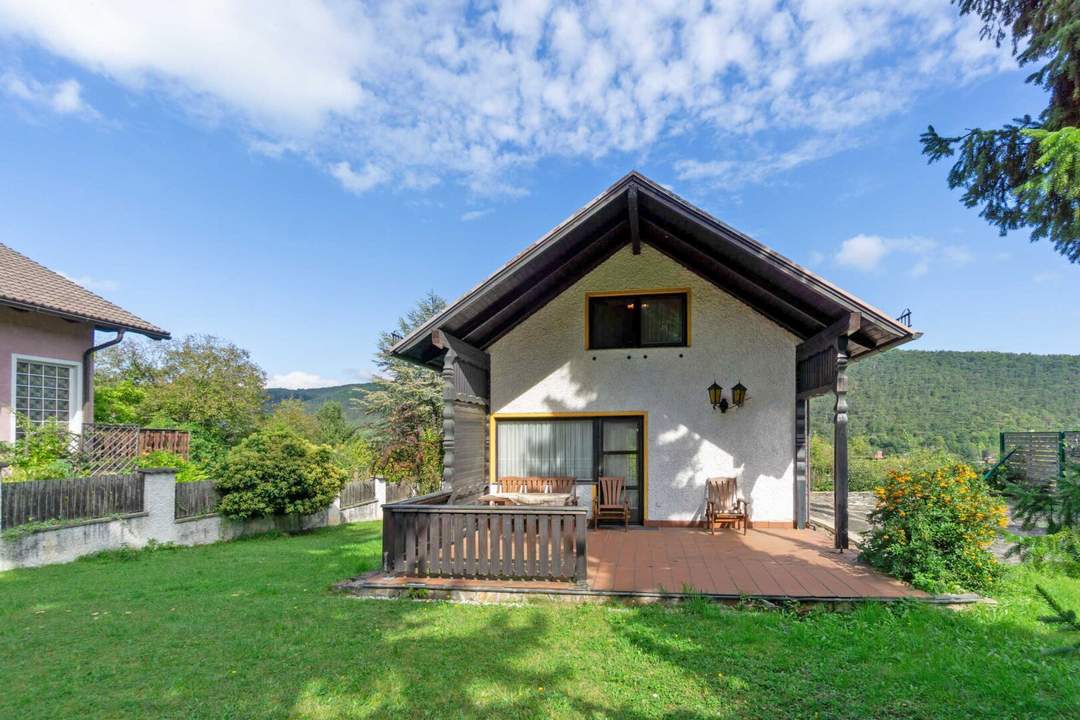 Idyllisches Landhaus in Wohnsiedlung am Waldesrand mitten im Triestingtal, südliches Bergland vor Wien