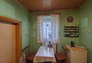 SANIERUNGSBEDÜRFTIGES LANDHAUS MIT KLEINEM HOLZSCHUPPEN UND RUHIGEM INNENHOF AN DER WAGRAMKANTE MIT KLEINEM WEINKELLER FÜR 1-2 PERSONEN