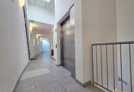 SENSATIONSPREIS! LICHTDURCHFLUTETE DACHGESCHOSSWOHNUNG MIT TERRASSE, TIEFGARAGENPLATZ &amp; PERFEKTEM GRUNDRISS – NUR 400 METER BIS WIEN!